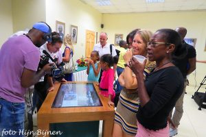 John Pel (Stichting d'ONS) demonstreert mediatafel aan STVS. Rechts: Sandra Ammersingh (Nederlandse Ambassade) en Letitia Vriesde
