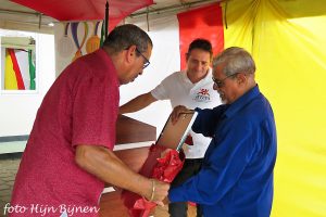 Robert Buth pakt geholpen door Theo Linscheer een cadeau uit van de Stichting d'ONS