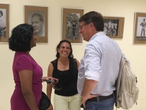 Astra Singh (Surinaams Olympisch Comité), Caroline Vera Vera (Surinaams Olympisch Comité) en Cees Klapwijk (Koninklijke Bibliotheek)